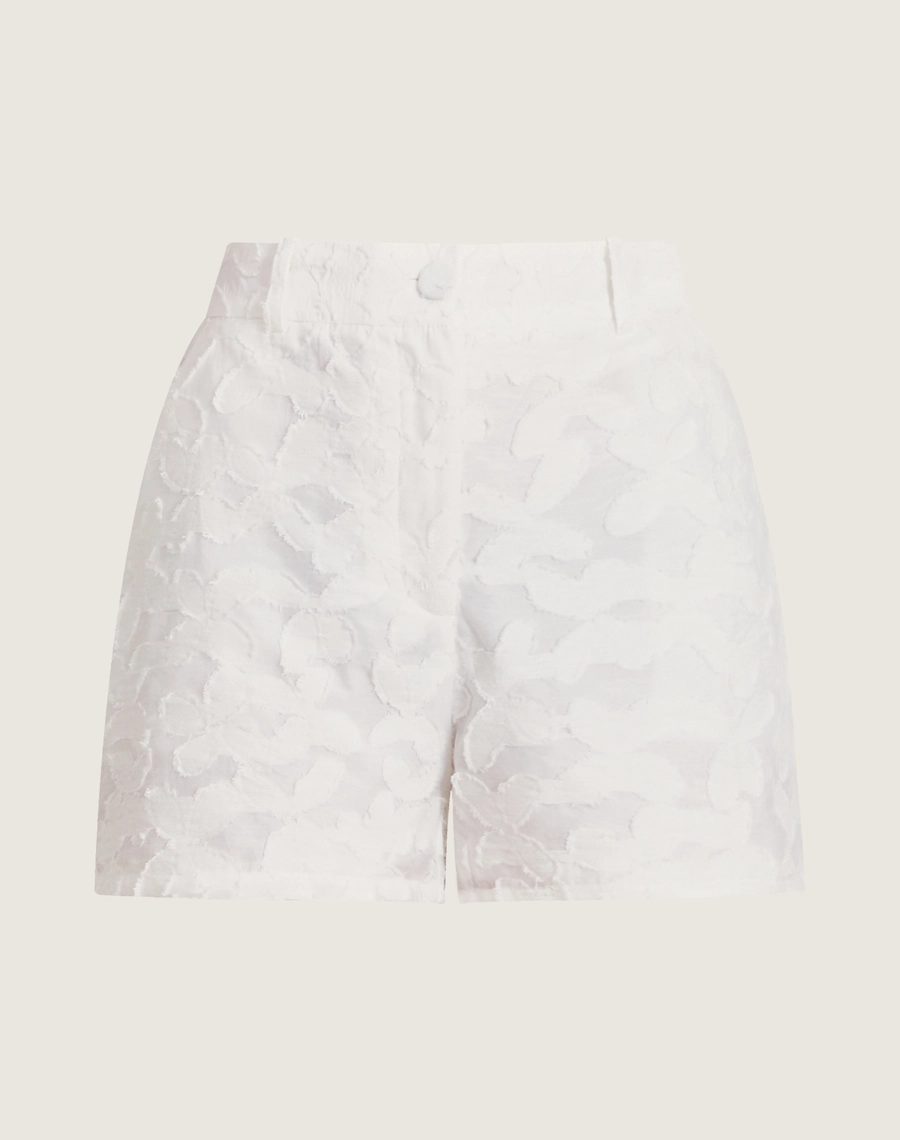 O Shorts Amira é confeccionado em cambraia bordada, tecido leve e fresco que é perfeito para os dias mais quentes. 