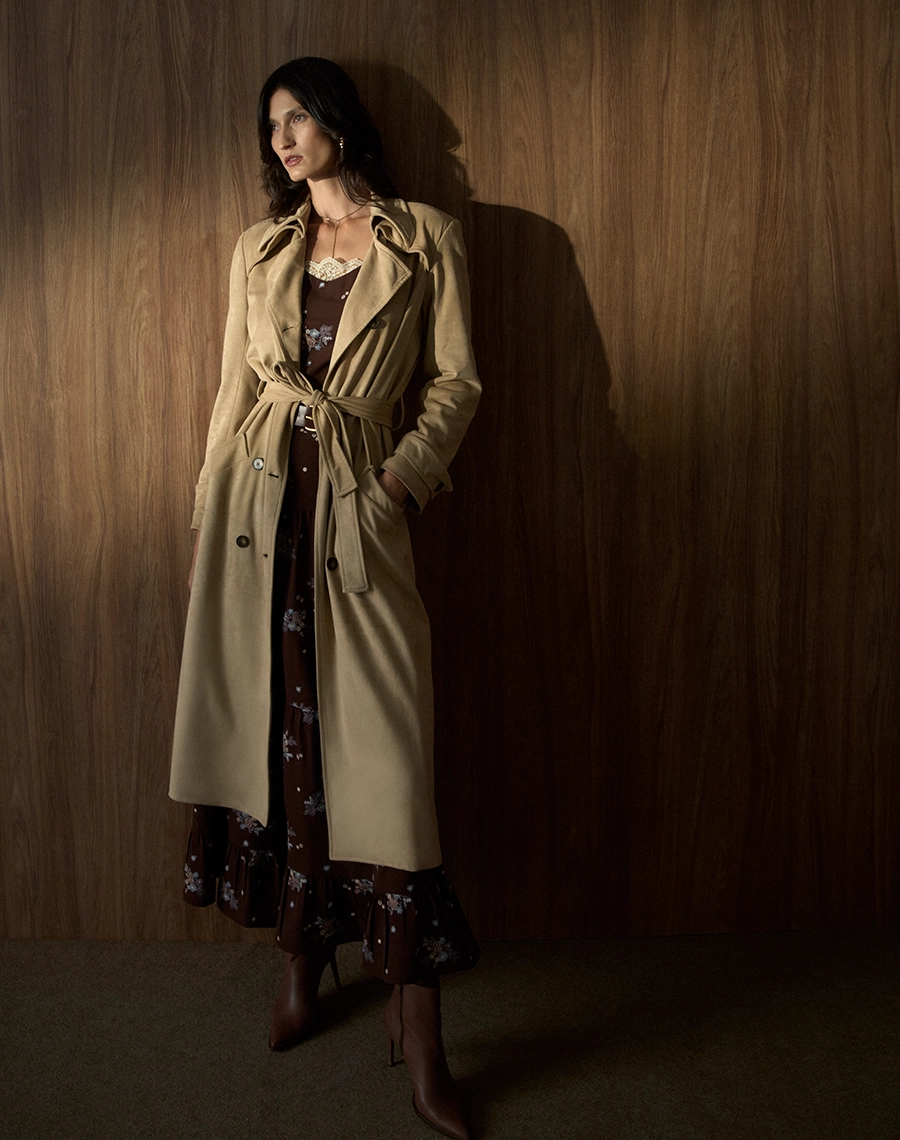 O Trench Coat Elora é confeccionado em suede, tecido com toque macio e aveludado que remete à camurça, trazendo sofisticação, elegância e conforto à peça.