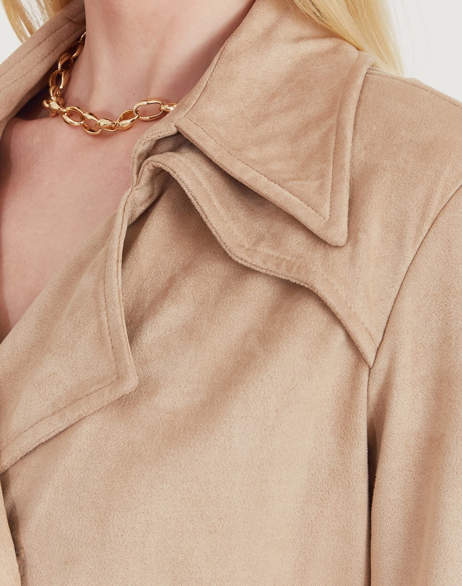 O Trench Coat Elora é confeccionado em suede, tecido com toque macio e aveludado que remete à camurça, trazendo sofisticação, elegância e conforto à peça.