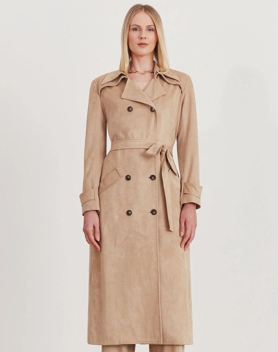 O Trench Coat Elora é confeccionado em suede, tecido com toque macio e aveludado que remete à camurça, trazendo sofisticação, elegância e conforto à peça.