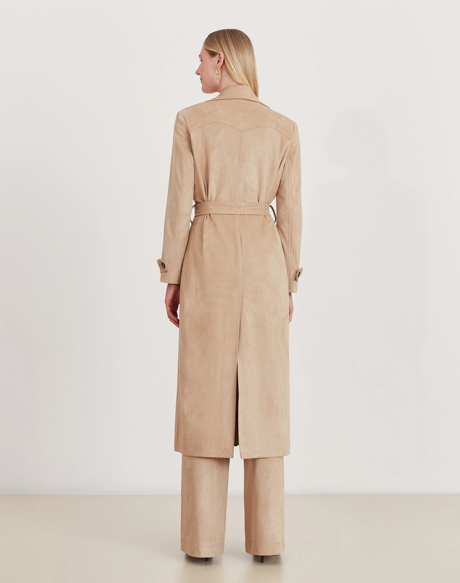 O Trench Coat Elora é confeccionado em suede, tecido com toque macio e aveludado que remete à camurça, trazendo sofisticação, elegância e conforto à peça.
