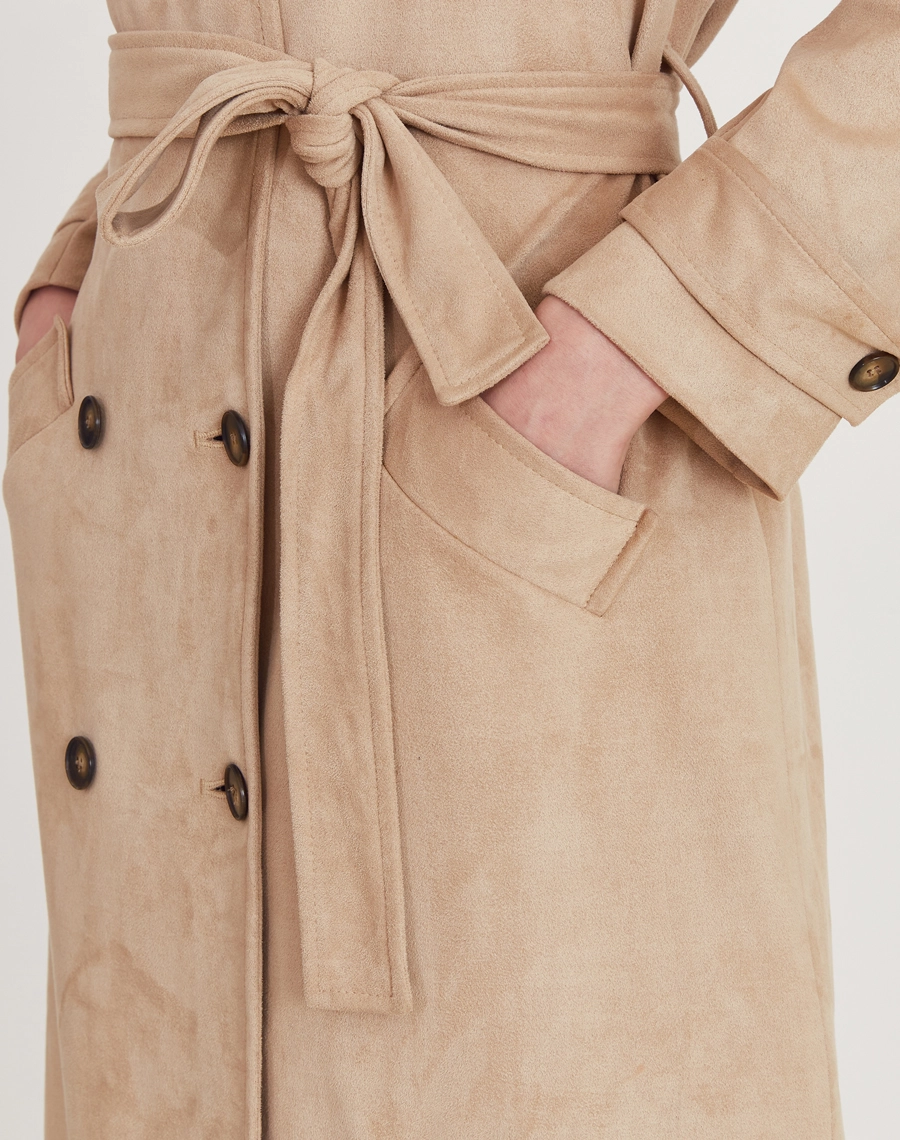 O Trench Coat Elora é confeccionado em suede, tecido com toque macio e aveludado que remete à camurça, trazendo sofisticação, elegância e conforto à peça.
