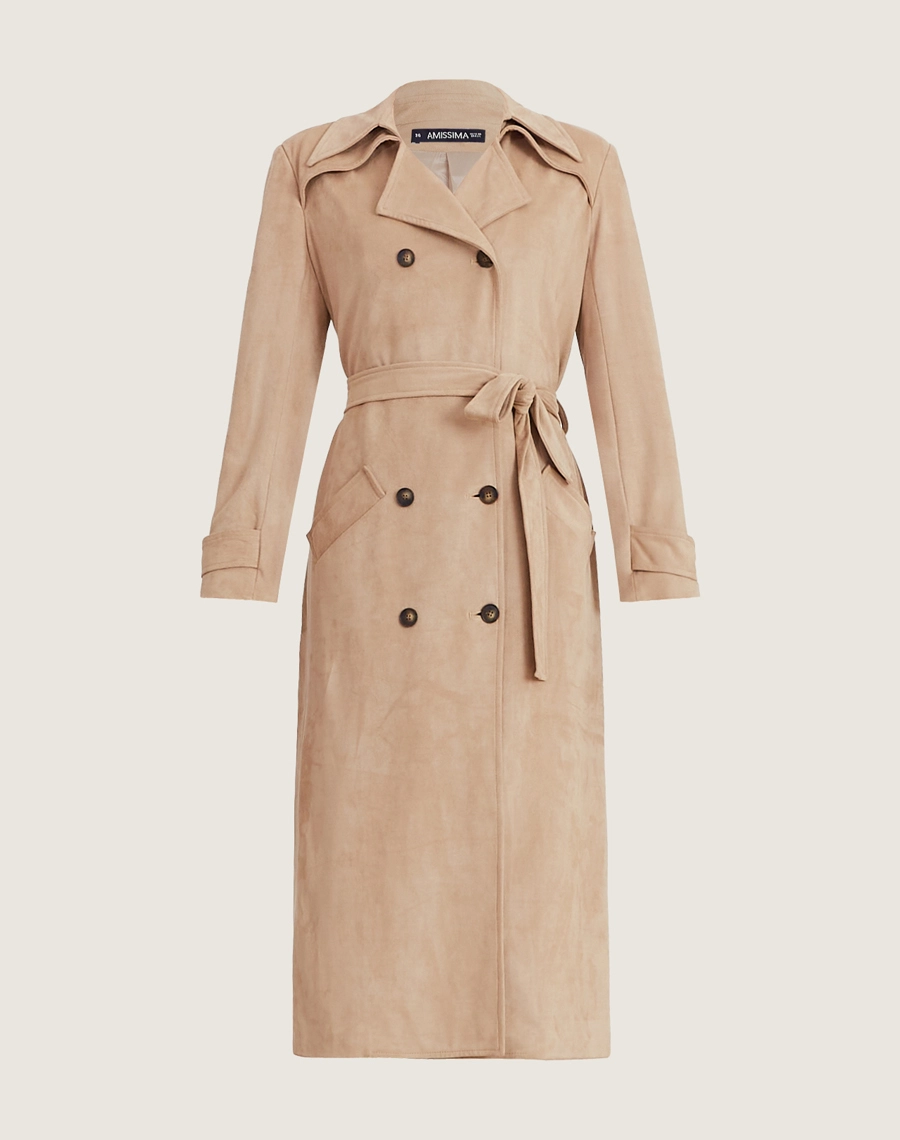 O Trench Coat Elora é confeccionado em suede, tecido com toque macio e aveludado que remete à camurça, trazendo sofisticação, elegância e conforto à peça.