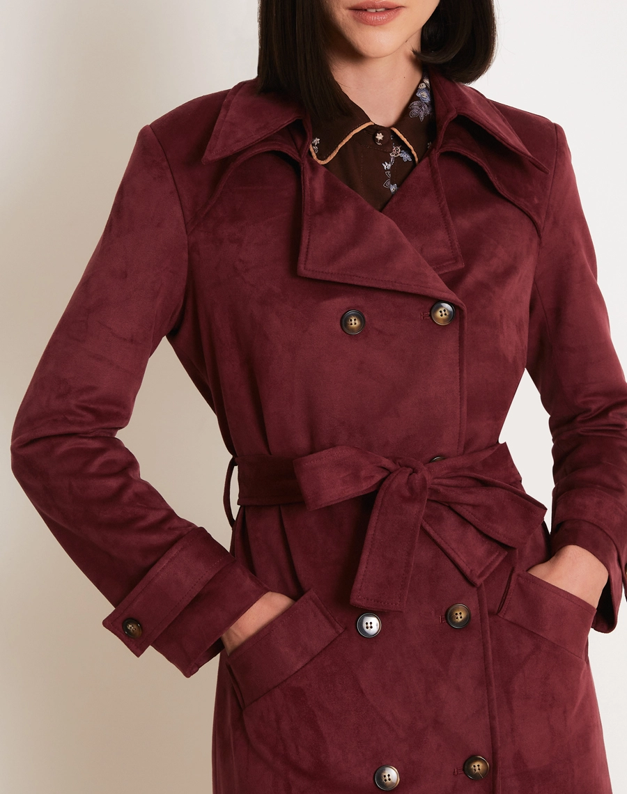 O Trench Coat Elora é confeccionado em suede, tecido com toque macio e aveludado que remete à camurça, trazendo sofisticação, elegância e conforto à peça.