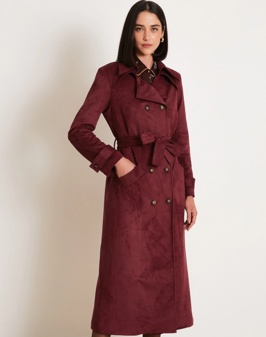 O Trench Coat Elora é confeccionado em suede, tecido com toque macio e aveludado que remete à camurça, trazendo sofisticação, elegância e conforto à peça.