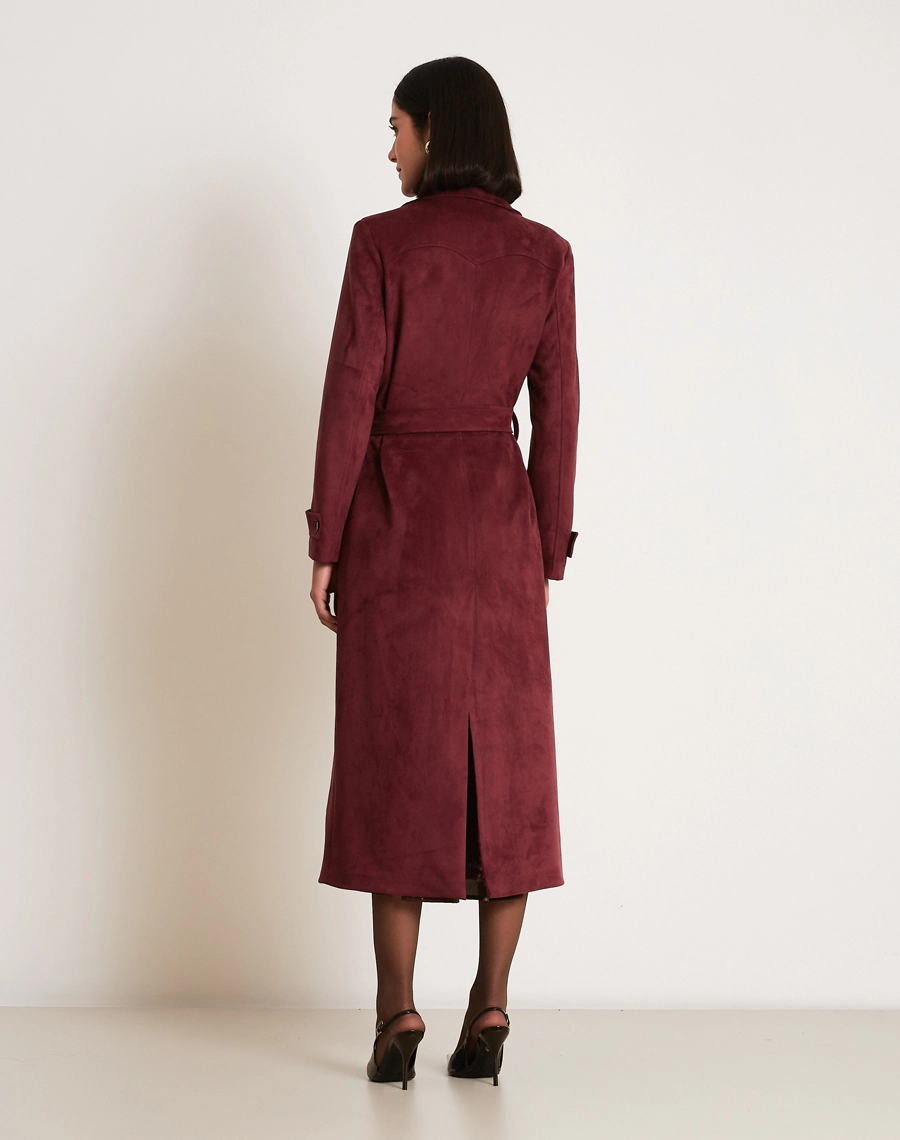 O Trench Coat Elora é confeccionado em suede, tecido com toque macio e aveludado que remete à camurça, trazendo sofisticação, elegância e conforto à peça.