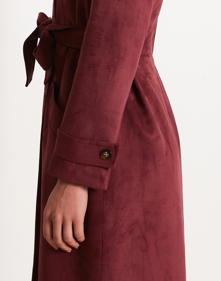 O Trench Coat Elora é confeccionado em suede, tecido com toque macio e aveludado que remete à camurça, trazendo sofisticação, elegância e conforto à peça.