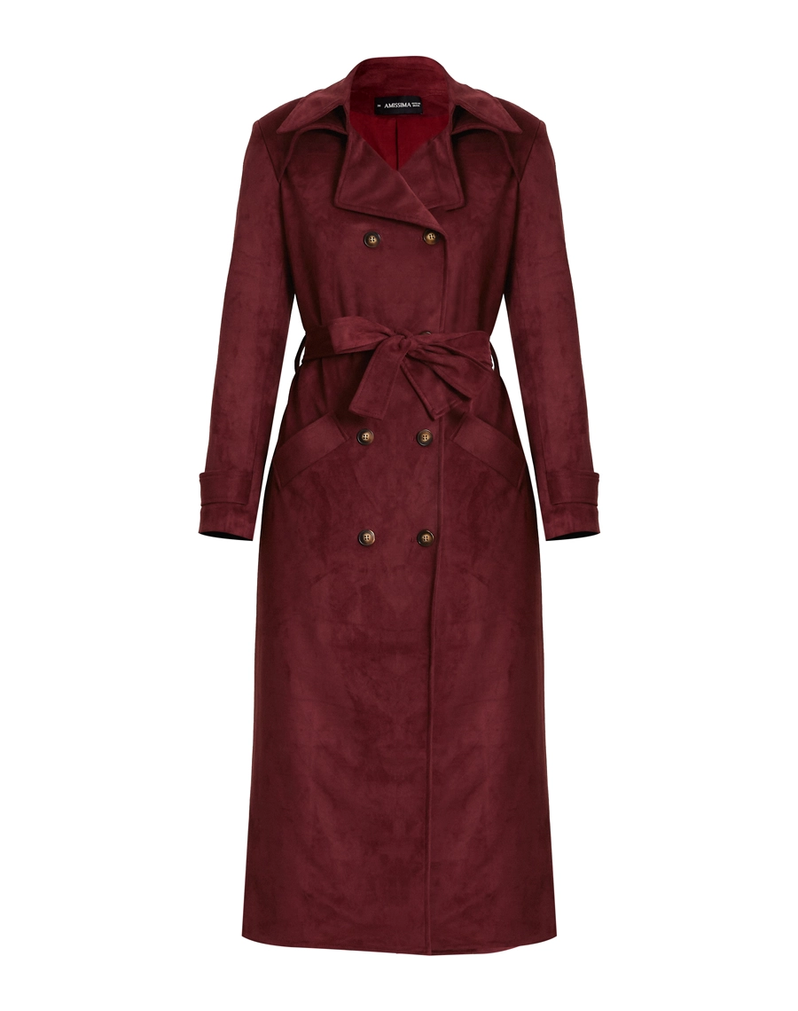 O Trench Coat Elora é confeccionado em suede, tecido com toque macio e aveludado que remete à camurça, trazendo sofisticação, elegância e conforto à peça.