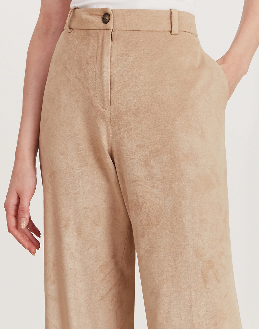 A Calça Elora é confeccionado em suede, tecido que possui toque macio e aveludado, semelhante à camurça, oferecendo conforto e sofisticação.