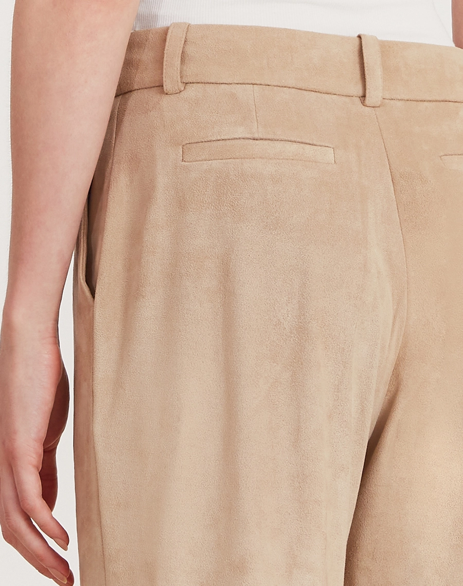 A Calça Elora é confeccionado em suede, tecido que possui toque macio e aveludado, semelhante à camurça, oferecendo conforto e sofisticação.