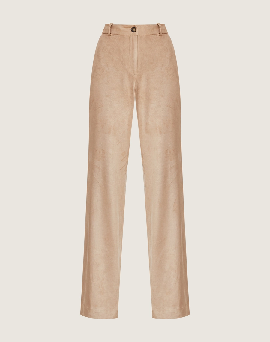 A Calça Elora é confeccionado em suede, tecido que possui toque macio e aveludado, semelhante à camurça, oferecendo conforto e sofisticação.