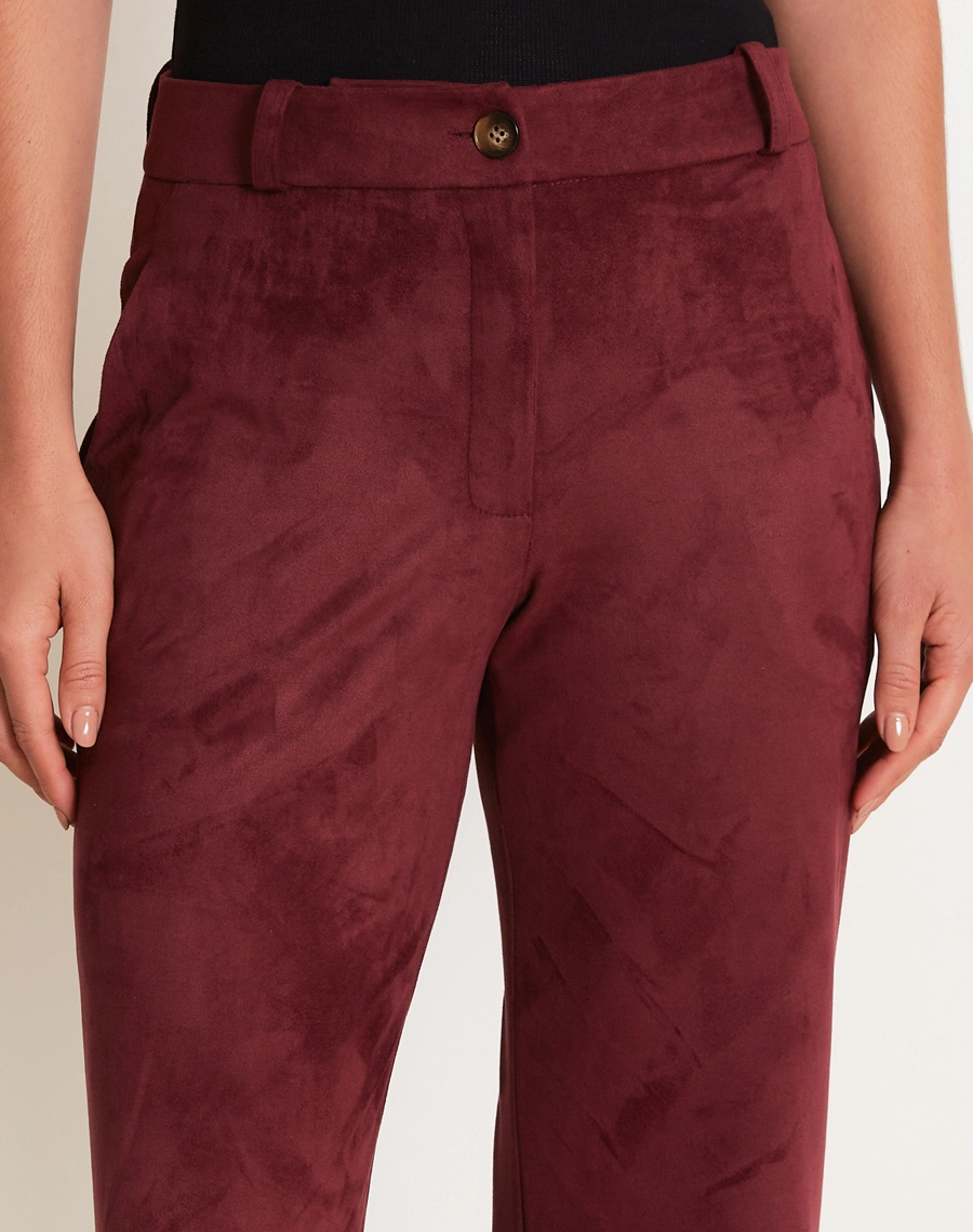 A Calça Elora é confeccionado em suede, tecido que possui toque macio e aveludado, semelhante à camurça, oferecendo conforto e sofisticação.