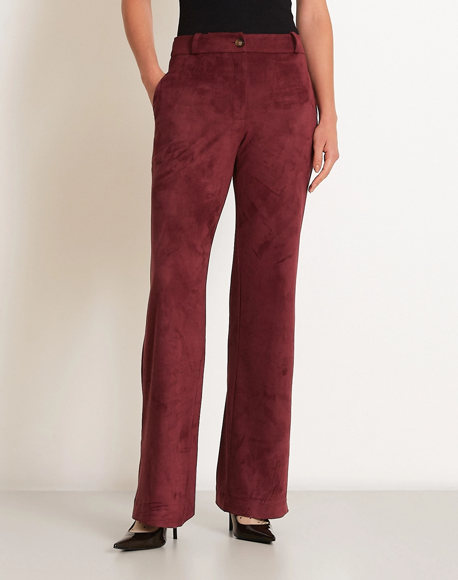 A Calça Elora é confeccionado em suede, tecido que possui toque macio e aveludado, semelhante à camurça, oferecendo conforto e sofisticação.