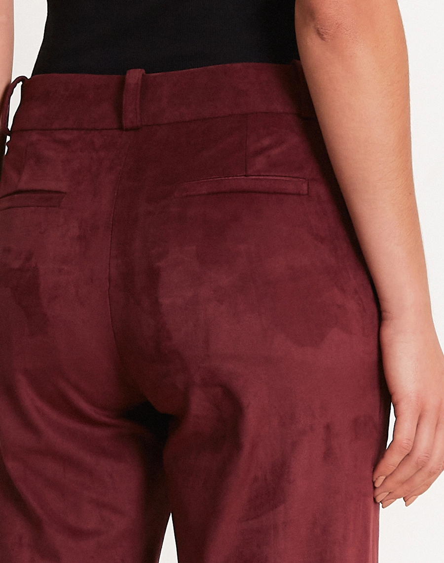 A Calça Elora é confeccionado em suede, tecido que possui toque macio e aveludado, semelhante à camurça, oferecendo conforto e sofisticação.