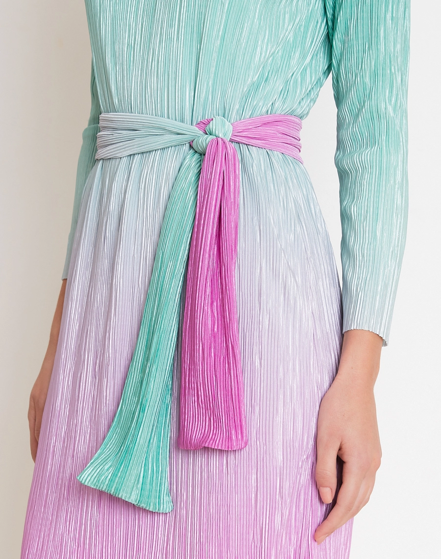O Vestido Midi Lana é confeccionado em malha plissada, tecido com toque macio e leve elasticidade.