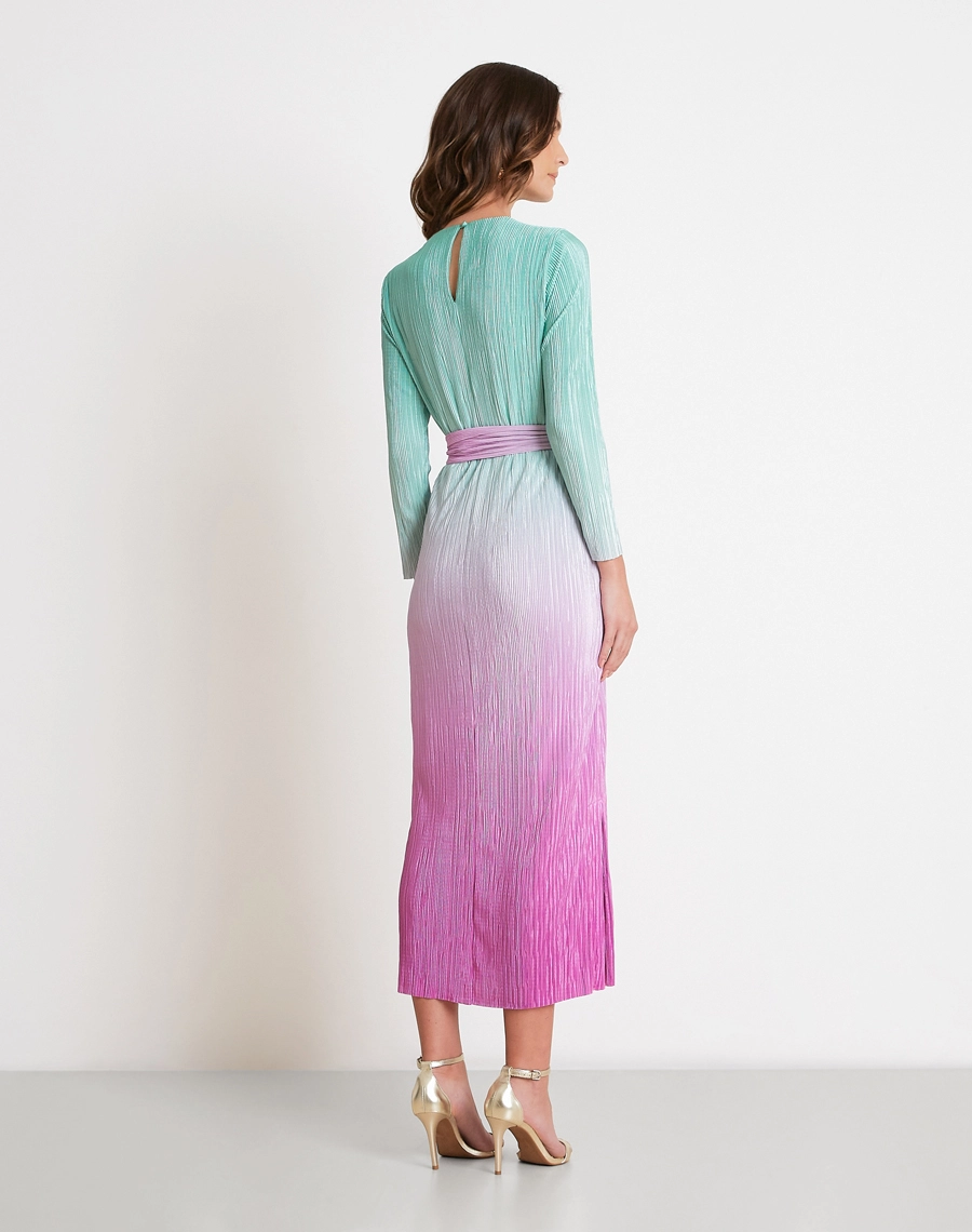 O Vestido Midi Lana é confeccionado em malha plissada, tecido com toque macio e leve elasticidade.