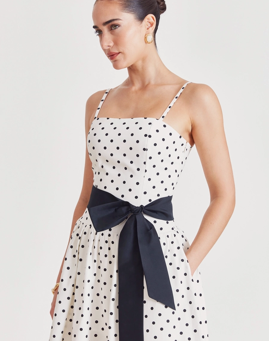 Vestido Midi Poppi confeccionado em tricoline, tecido leve, fresco e estruturado, com toque macio e estampa clássica de poá.