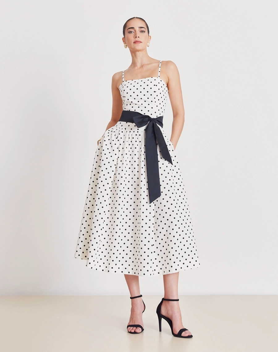 Vestido Midi Poppi confeccionado em tricoline, tecido leve, fresco e estruturado, com toque macio e estampa clássica de poá.
