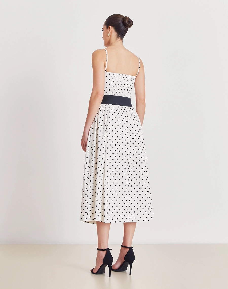 Vestido Midi Poppi confeccionado em tricoline, tecido leve, fresco e estruturado, com toque macio e estampa clássica de poá.