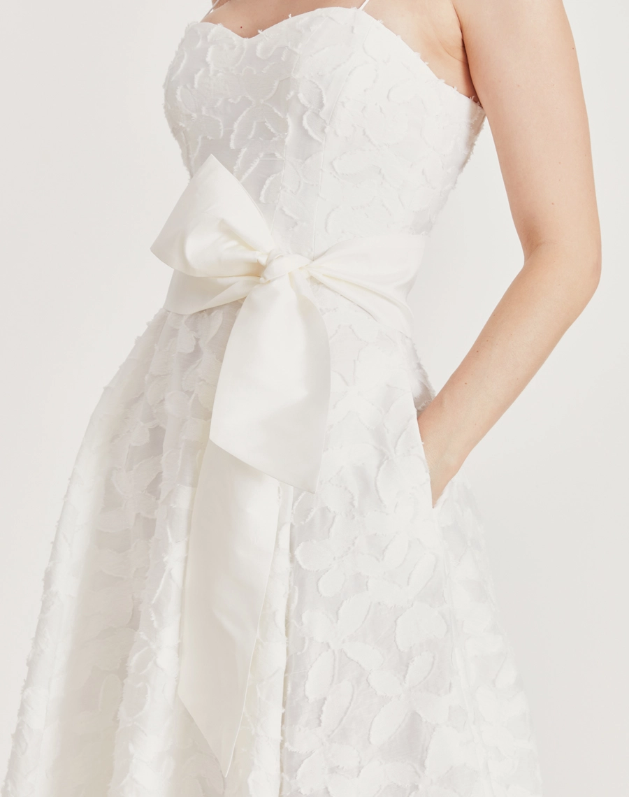 O Vestido Midi Inocencia é confeccionado em cambraia bordada, com toque suave e macio e caimento levemente estruturado.