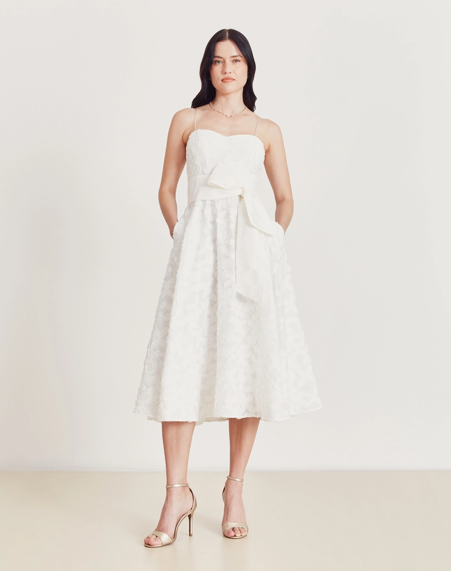 O Vestido Midi Inocencia é confeccionado em cambraia bordada, com toque suave e macio e caimento levemente estruturado.