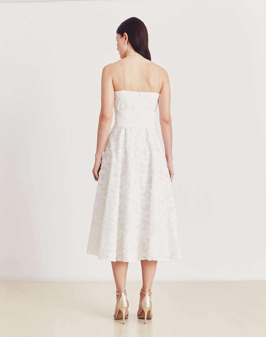 O Vestido Midi Inocencia é confeccionado em cambraia bordada, com toque suave e macio e caimento levemente estruturado.