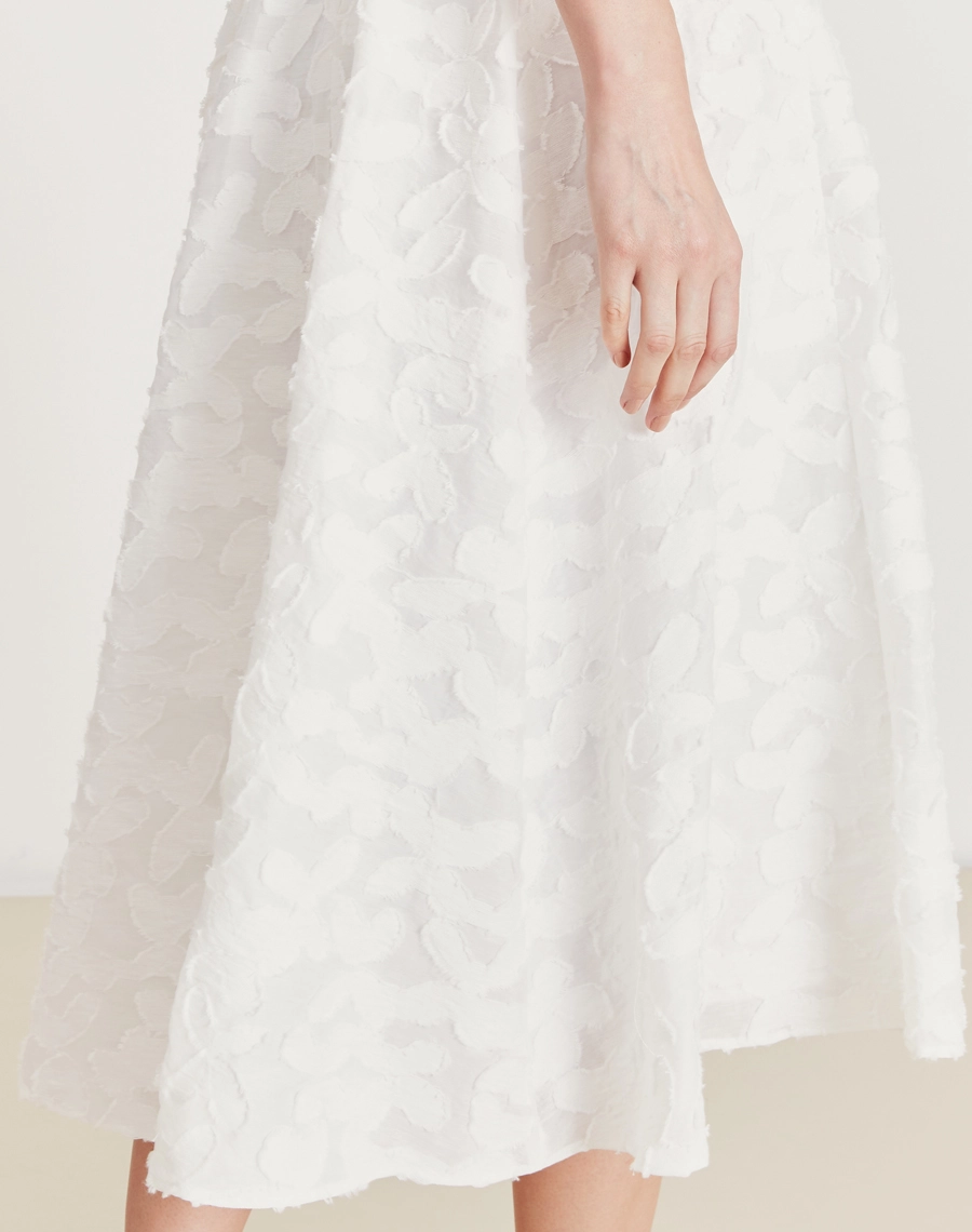 O Vestido Midi Inocencia é confeccionado em cambraia bordada, com toque suave e macio e caimento levemente estruturado.