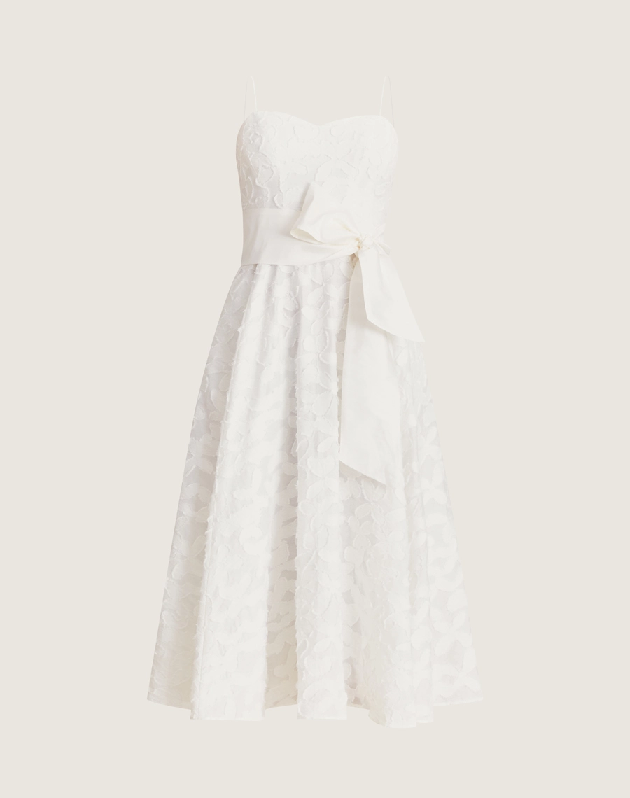 O Vestido Midi Inocencia é confeccionado em cambraia bordada, com toque suave e macio e caimento levemente estruturado.