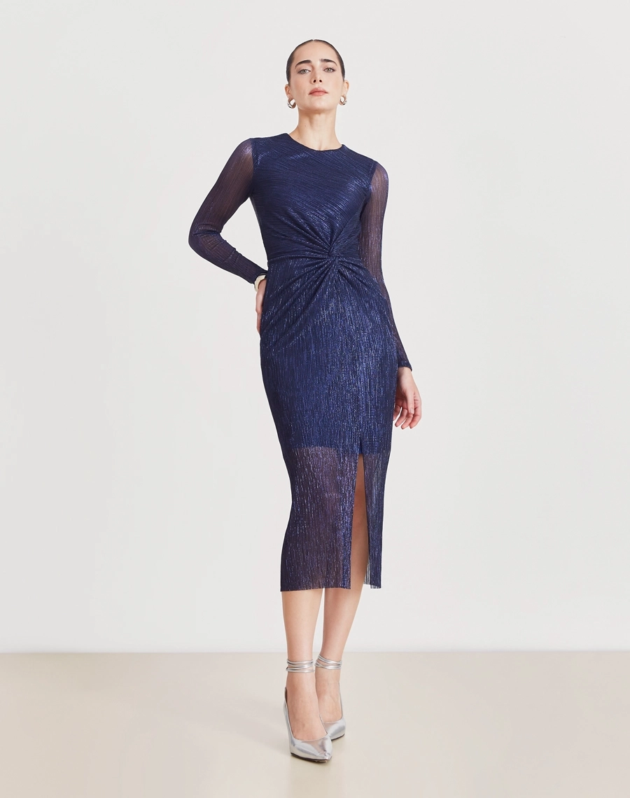 Vestido Midi Erica confeccionado em malha plissada metálica, tecido leve e confortável, caracterizado por sua textura elegante e cheia de movimento.