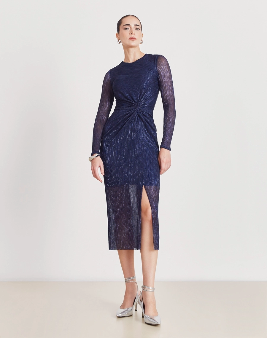 Vestido Midi Erica confeccionado em malha plissada metálica, tecido leve e confortável, caracterizado por sua textura elegante e cheia de movimento.