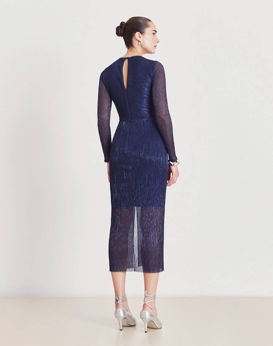 Vestido Midi Erica confeccionado em malha plissada metálica, tecido leve e confortável, caracterizado por sua textura elegante e cheia de movimento.