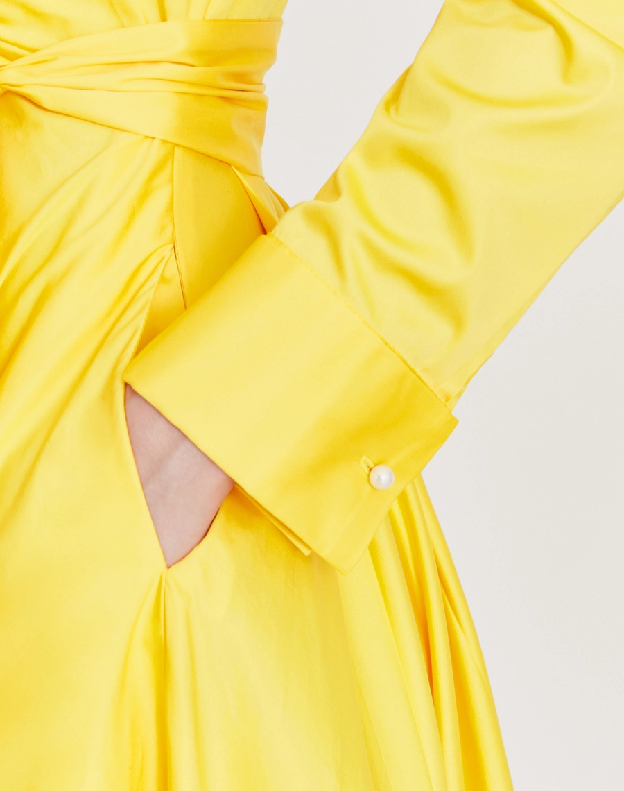 O Vestido Longo Katie é confeccionado em tricoline acetinado, tecido com toque macio, unindo o conforto e a respirabilidade do algodão à elegância do aspecto acetinado.