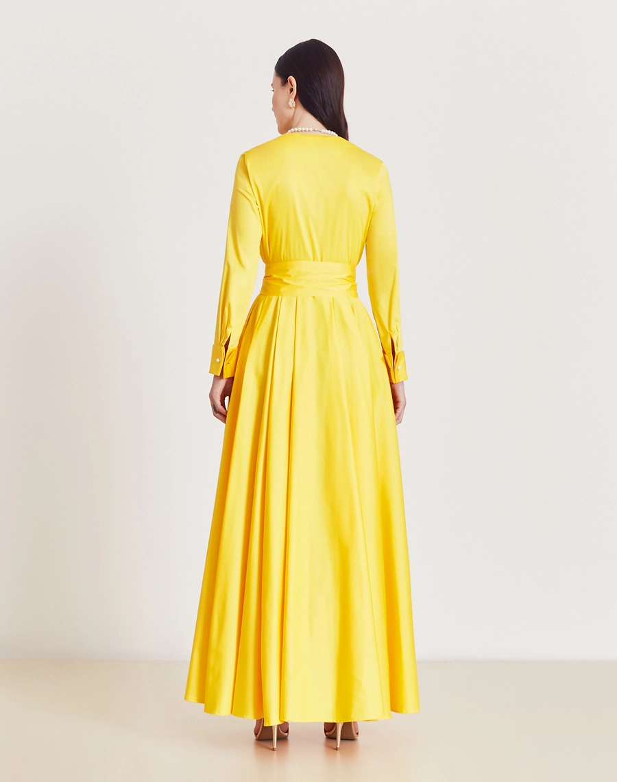 O Vestido Longo Katie é confeccionado em tricoline acetinado, tecido com toque macio, unindo o conforto e a respirabilidade do algodão à elegância do aspecto acetinado.