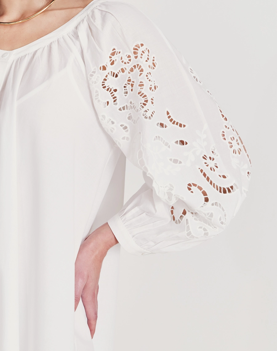 A Chemise Elliot é confeccionada em laise, um tecido de algodão leve e respirável, perfeito para o conforto diário. 