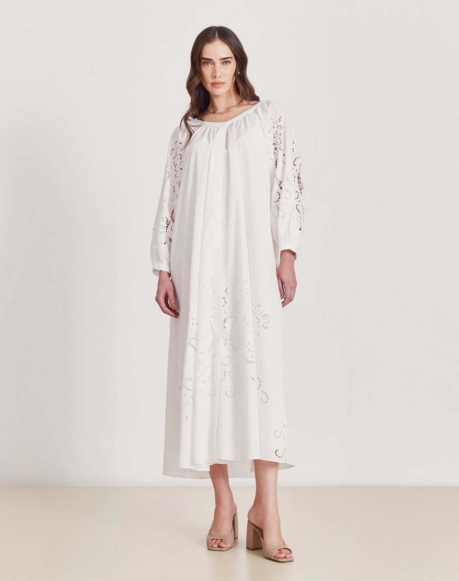 A Chemise Elliot é confeccionada em laise, um tecido de algodão leve e respirável, perfeito para o conforto diário. 