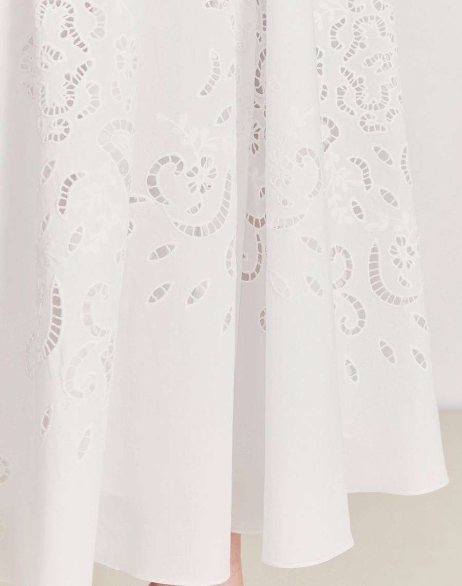 A Chemise Elliot é confeccionada em laise, um tecido de algodão leve e respirável, perfeito para o conforto diário. 