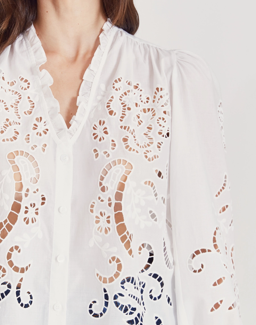 A Blusa Elliot é confeccionada em laise, tecido leve de algodão, elegante e super delicado. 