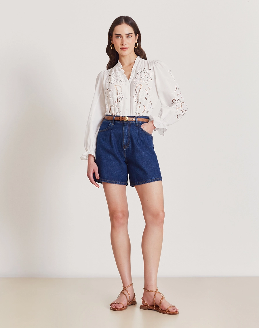 A Blusa Elliot é confeccionada em laise, tecido leve de algodão, elegante e super delicado. 