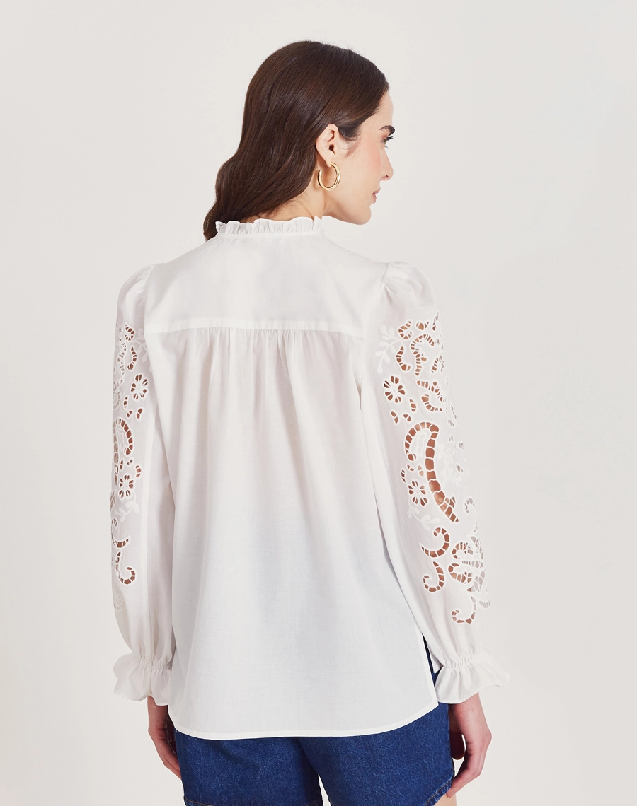 A Blusa Elliot é confeccionada em laise, tecido leve de algodão, elegante e super delicado. 
