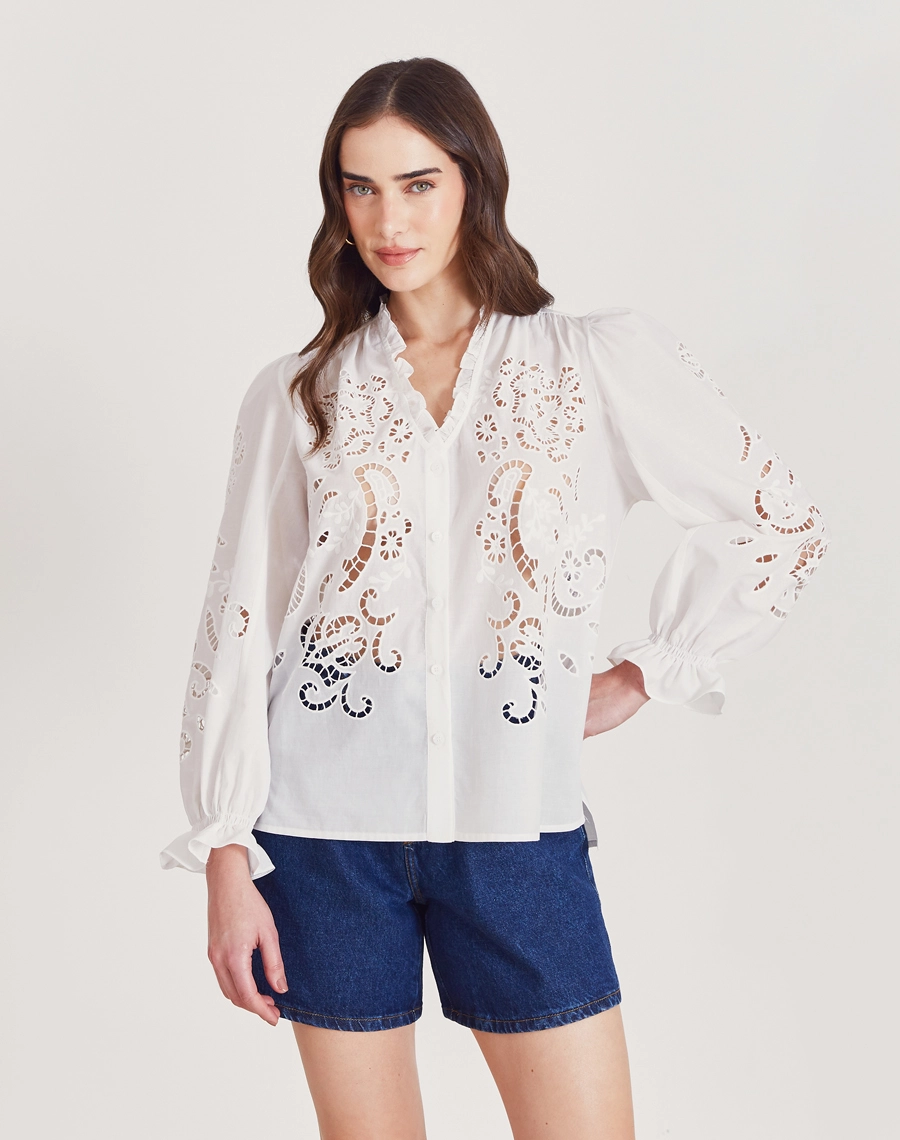 A Blusa Elliot é confeccionada em laise, tecido leve de algodão, elegante e super delicado. 