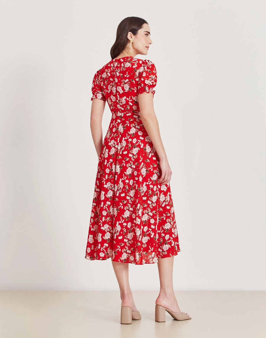 O Vestido Midi Emilly é confeccionado em crepinho estampado, um tecido leve e fluido, que proporciona conforto nos dias mais frescos. 