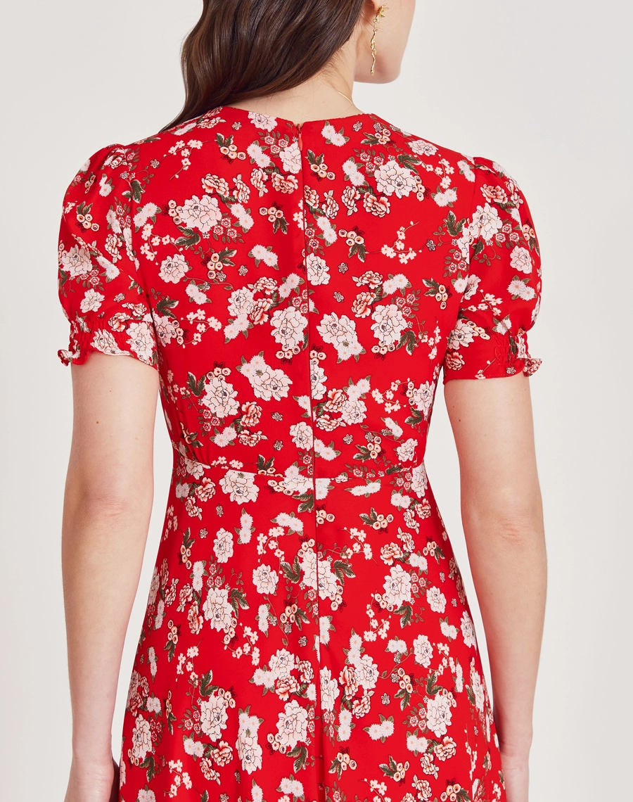 O Vestido Midi Emilly é confeccionado em crepinho estampado, um tecido leve e fluido, que proporciona conforto nos dias mais frescos. 