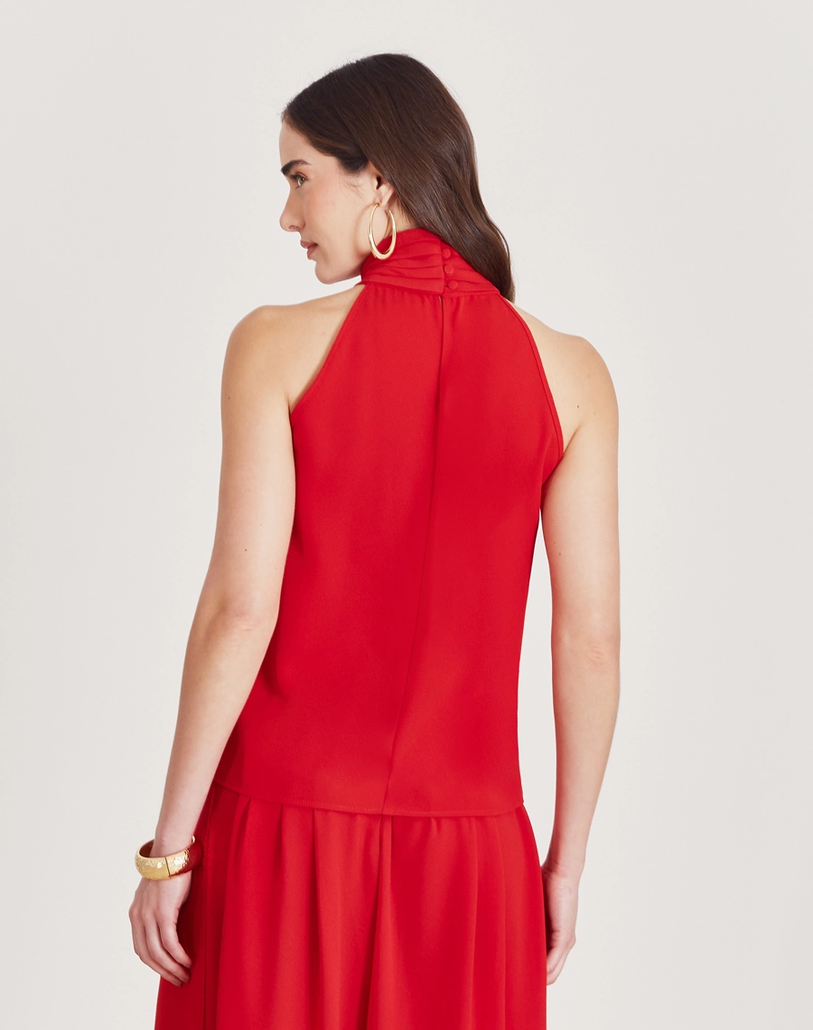 O Top Lauren é confeccionado em crepe bibi, um tecido leve, elegante e com toque macio, conhecido por seu caimento perfeito e textura levemente acetinada.