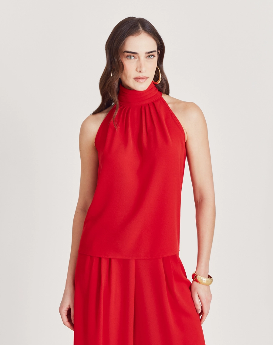 O Top Lauren é confeccionado em crepe bibi, um tecido leve, elegante e com toque macio, conhecido por seu caimento perfeito e textura levemente acetinada.
