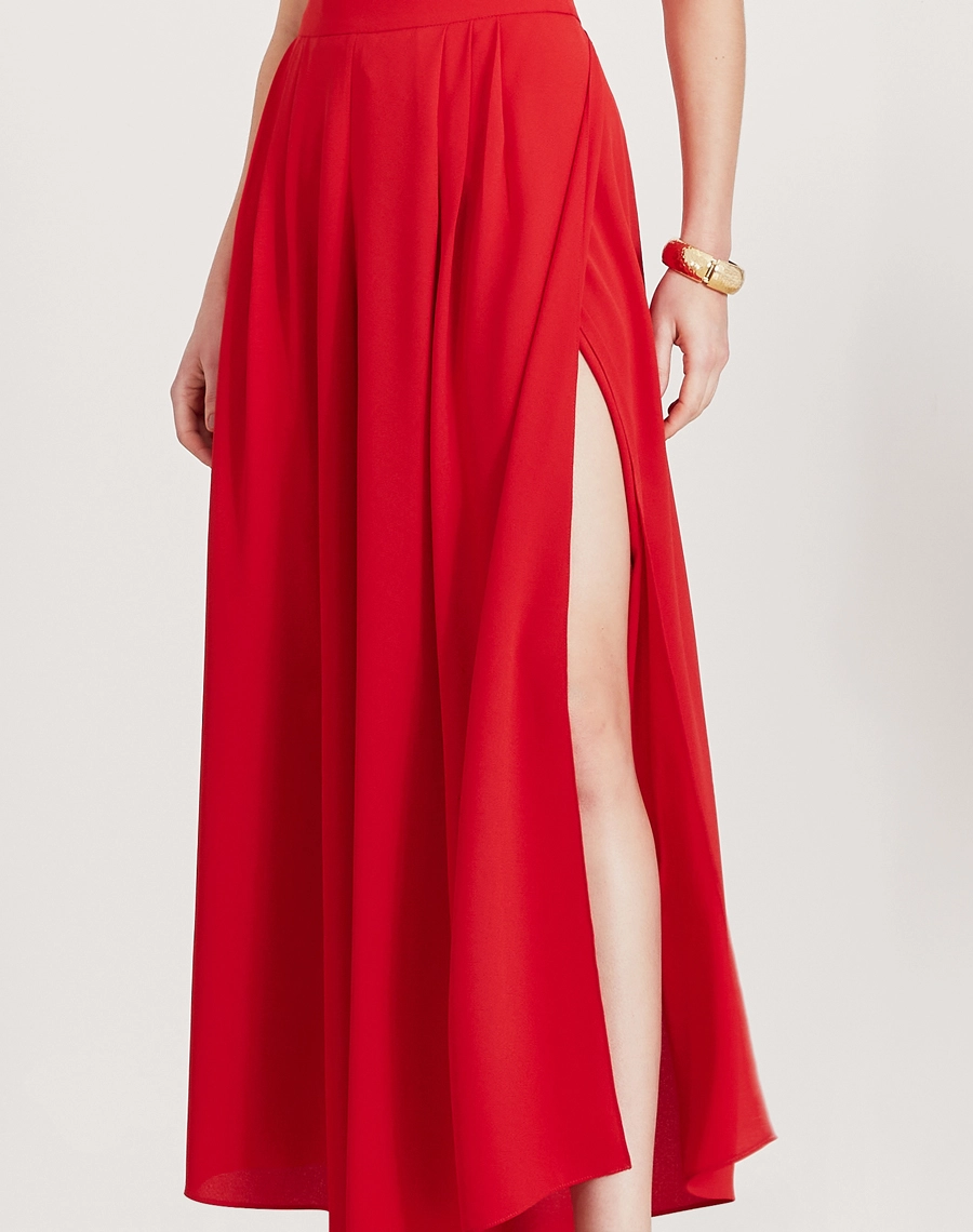 A Calça Lauren confeccionada em crepe bibi, um tecido leve, elegante e com toque macio, conhecido por seu caimento perfeito e textura levemente acetinada.