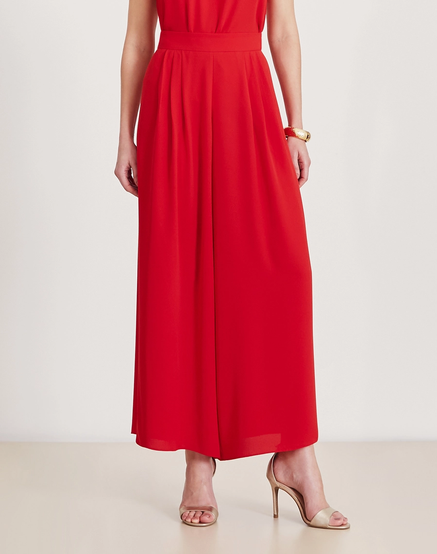 A Calça Lauren confeccionada em crepe bibi, um tecido leve, elegante e com toque macio, conhecido por seu caimento perfeito e textura levemente acetinada.