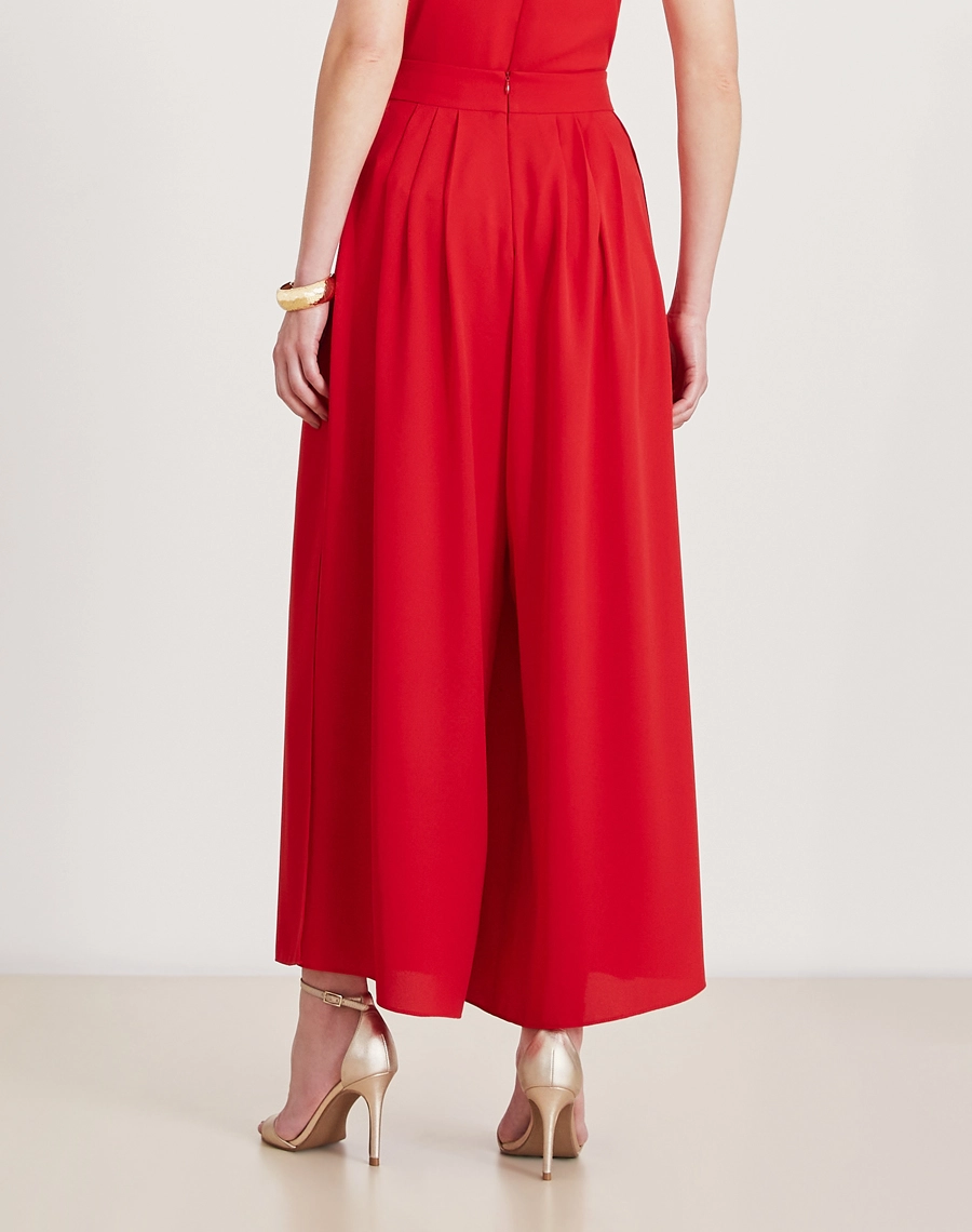 A Calça Lauren confeccionada em crepe bibi, um tecido leve, elegante e com toque macio, conhecido por seu caimento perfeito e textura levemente acetinada.