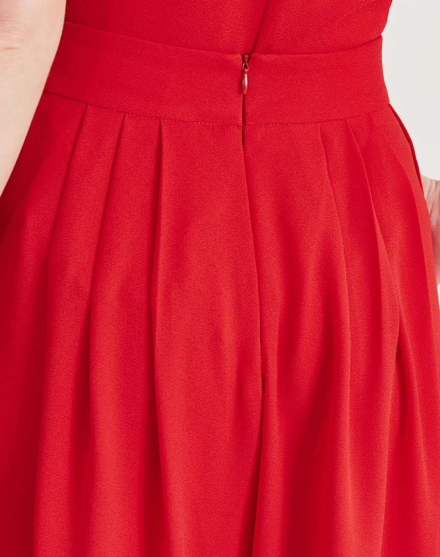 A Calça Lauren confeccionada em crepe bibi, um tecido leve, elegante e com toque macio, conhecido por seu caimento perfeito e textura levemente acetinada.