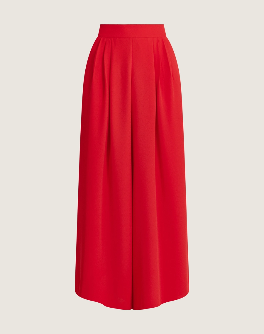 A Calça Lauren confeccionada em crepe bibi, um tecido leve, elegante e com toque macio, conhecido por seu caimento perfeito e textura levemente acetinada.