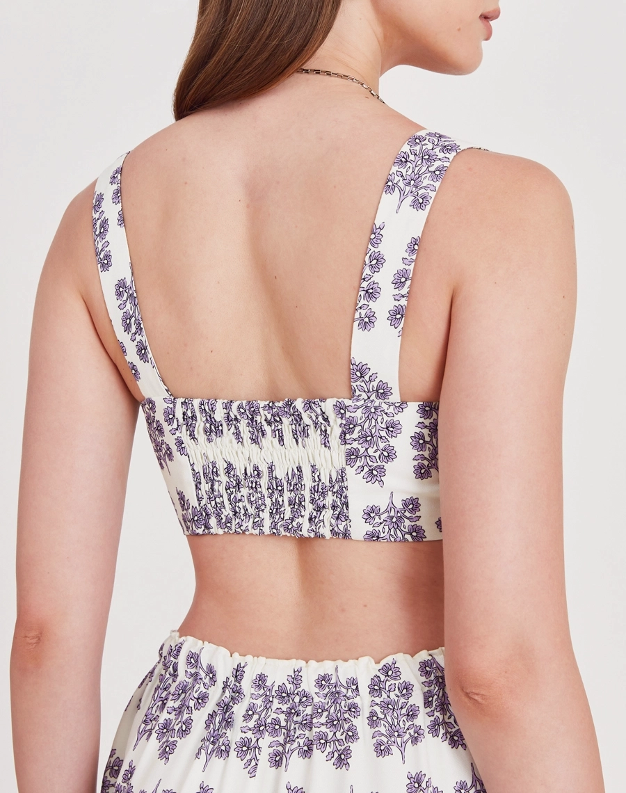 Top Lilac confeccionado em viscose estampada, tecido leve, fluido e confortável, conhecido pelo toque macio e caimento solto.